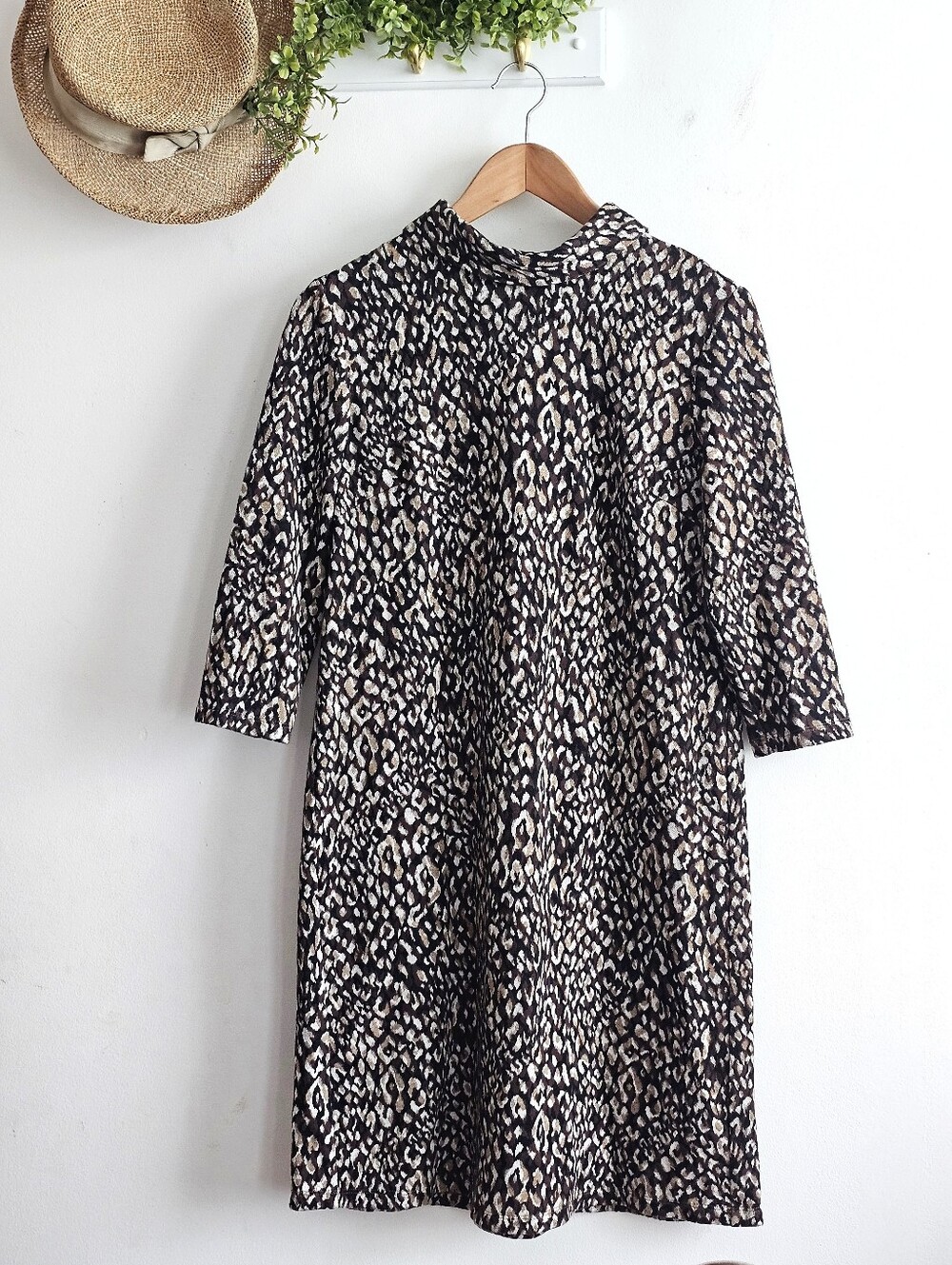 J McLaughlin Leopard Animal Print Mock Neck 3/4 Sleeve Knit Dress Size Medium